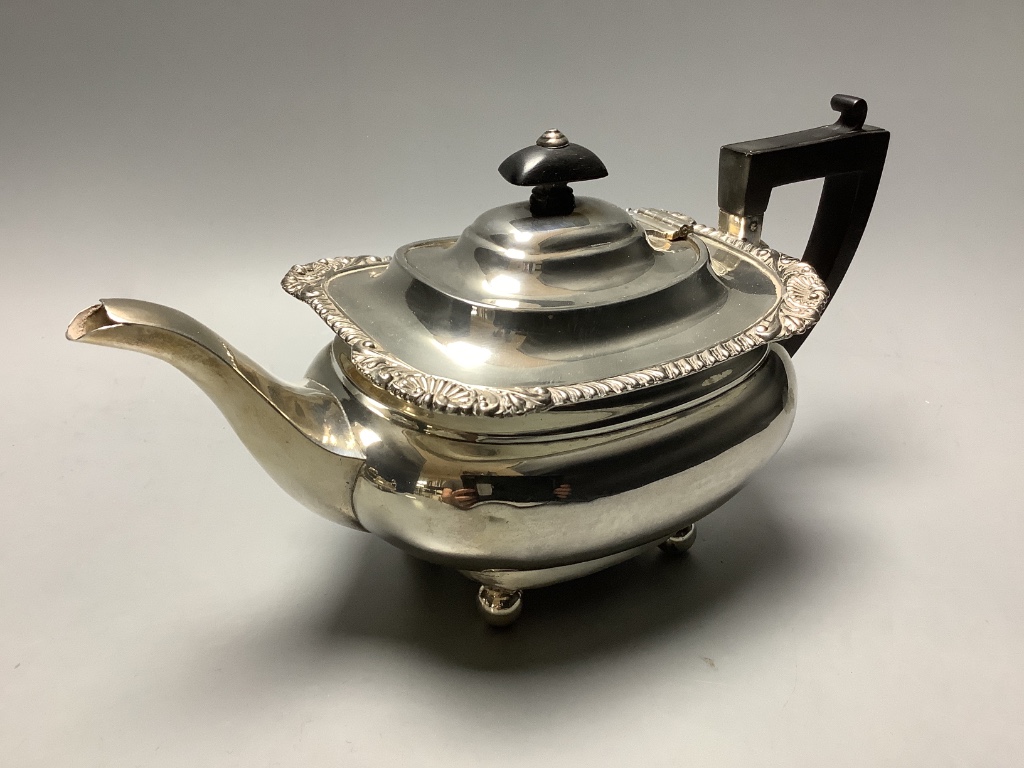 An Edwardian silver three piece tea set, Sheffield, 1906